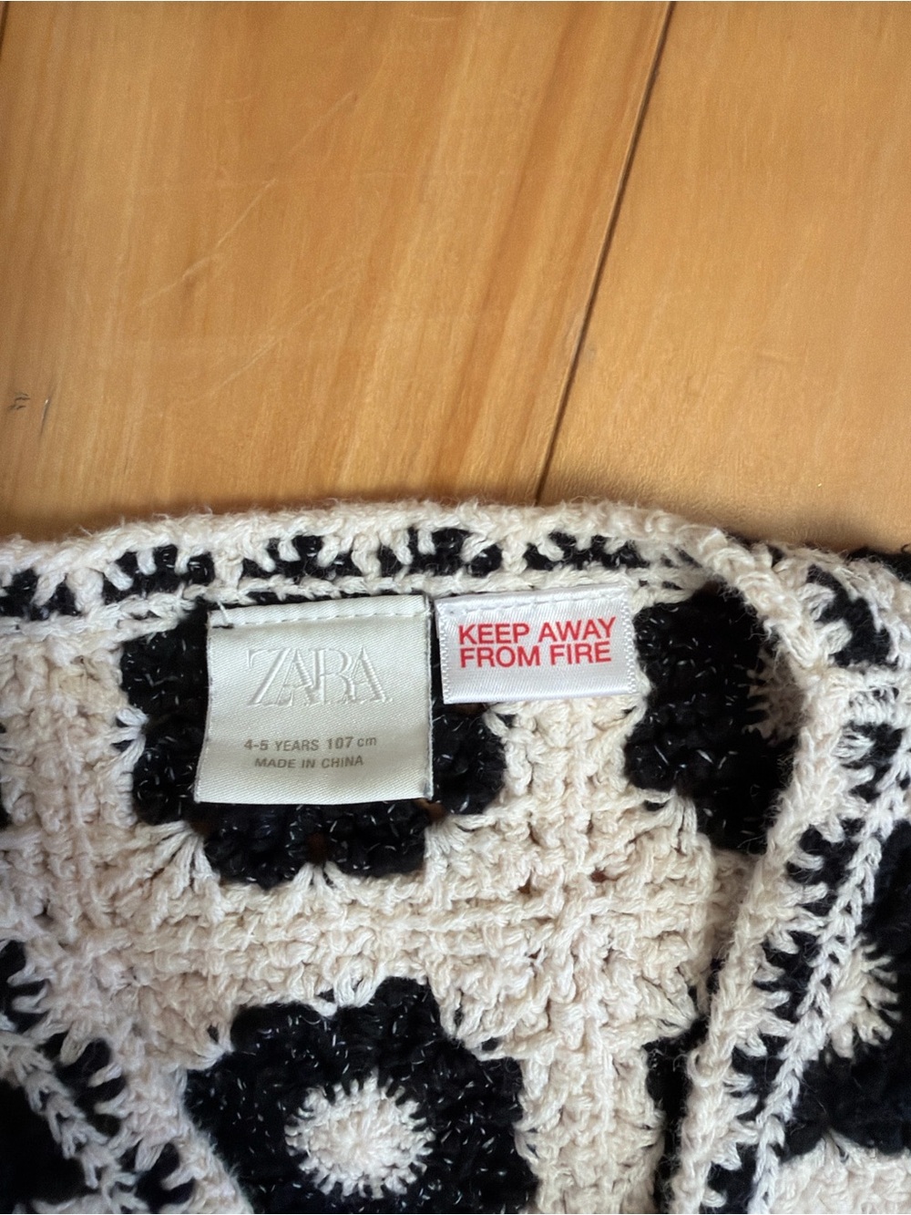 Zara Girls Granny Square Crochet Vest Black White Floral Boho 4-5Y - Picture 2 of 4